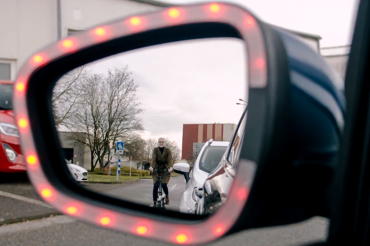 Tecnologia da Ford alerta para abertura das portas