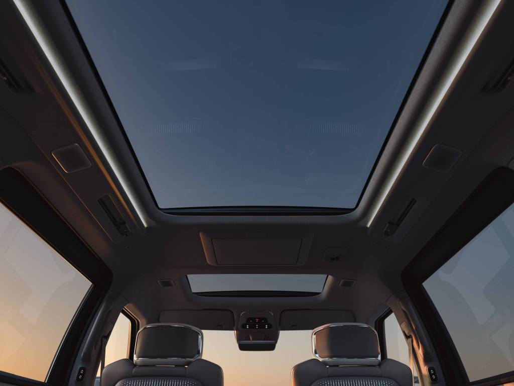 Volvo EM90