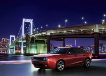 Mitsuoka transforma Honda Civic em Dodge Challenger