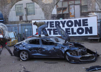 Todos Odeiam Elon: Grupo destrói Tesla em protesto artístico