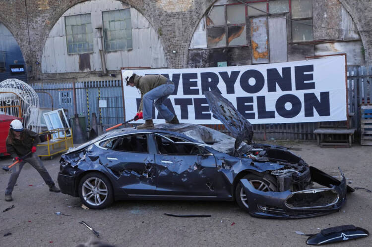 Todos Odeiam Elon: Grupo destrói Tesla em protesto artístico