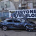 Todos Odeiam Elon: Grupo destrói Tesla em protesto artístico
