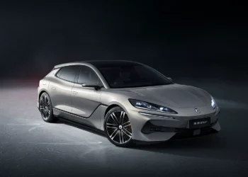 CEO da BYD afirma que o Denza Z9 GT é “muito melhor” do que os rivais