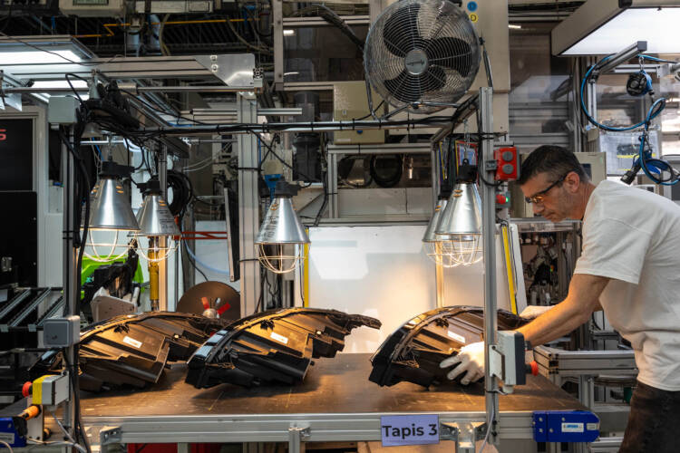 Stellantis e Valeo reconstroem módulo LED de um farol