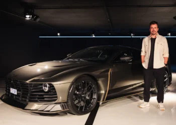 Fernando Alonso passeia-se no seu Aston Martin Valiant pelo Mónaco