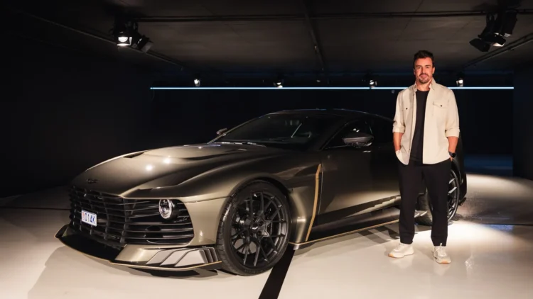 Fernando Alonso passeia-se no seu Aston Martin Valiant pelo Mónaco