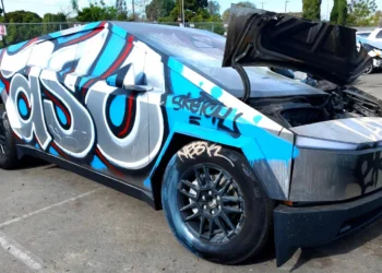 Vende-se Tesla vandalizado