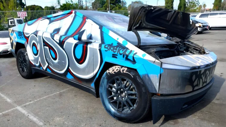 Vende-se Tesla vandalizado