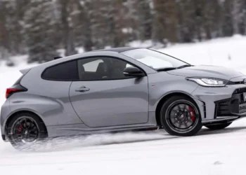 CEO da Koenigsegg vai de Toyota GR Yaris para o trabalho