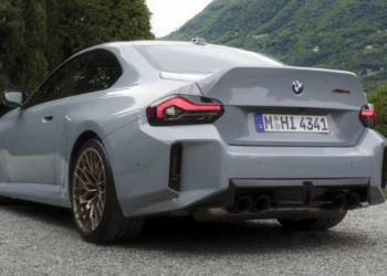 BMW mostra imagens do M2 CS com um spoiler traseiro enorme