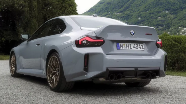 BMW mostra imagens do M2 CS com um spoiler traseiro enorme