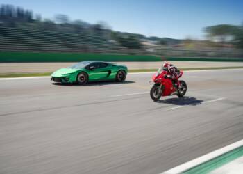 Lamborghini Temerario desafia Ducati Panigale V4