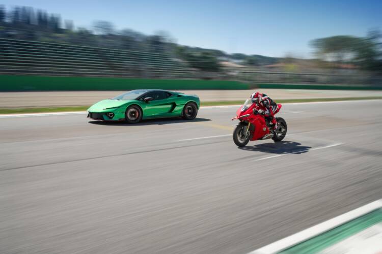 Lamborghini Temerario desafia Ducati Panigale V4