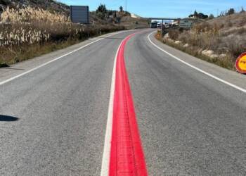 Espanha estreia novo traço contínuo de cor vermelha