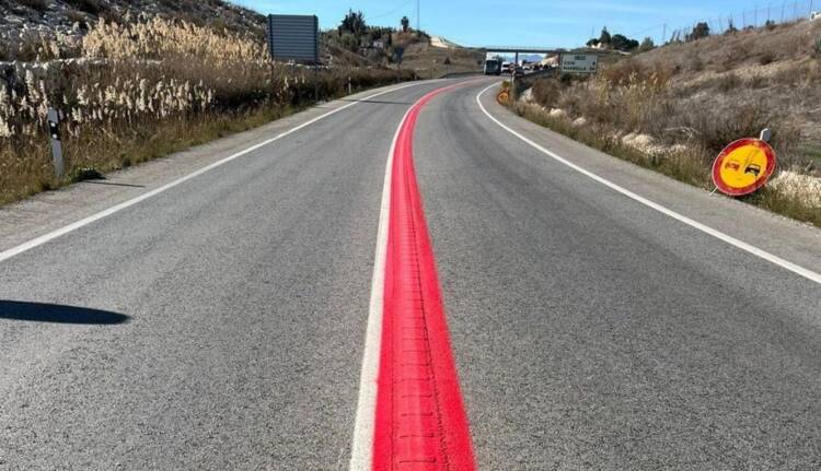 Espanha estreia novo traço contínuo de cor vermelha