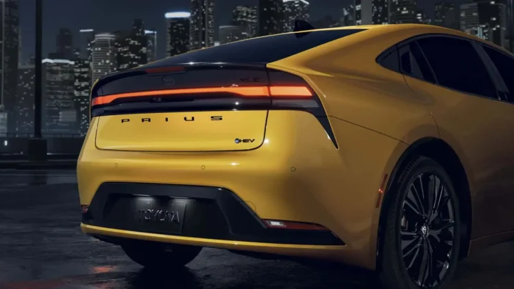 9 milhões de elétricos poluem tanto quanto 27 milhões de híbridos, diz a Toyota
