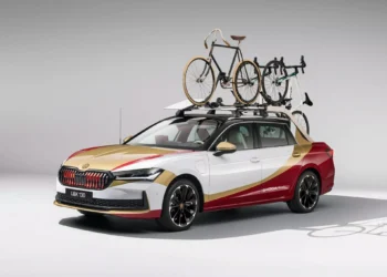 Skoda Superb com caixa de carga reedita Favorit pick-up