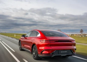 Quase 2000 km de autonomia: BYD testa bateria de estado sólido