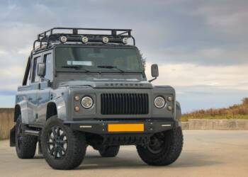 Este Land Rover Defender clássico tem quatro motores