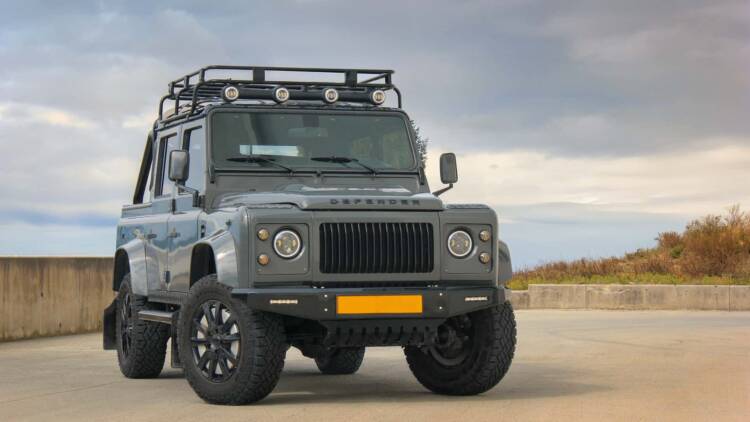 Este Land Rover Defender clássico tem quatro motores