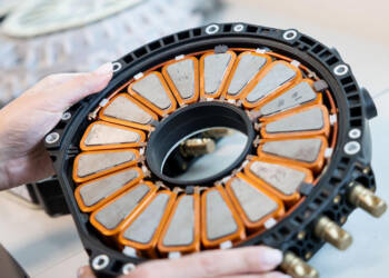 Este motor elétrico para automóveis pesa 13 kg e tem 738 CV