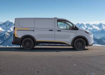 Ford lança versão de tração integral da Transit E-Custom