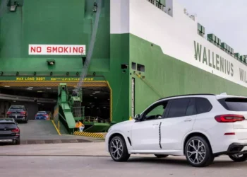 Há milhares de carros novos acumulados nos portos europeus