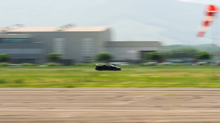 Mistral chega aos 300 km/h antes de ser entregue ao proprietário