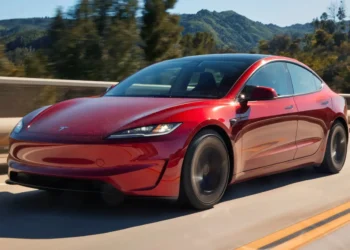 Tesla aumenta autonomia de dois modelos sem tocar na bateria