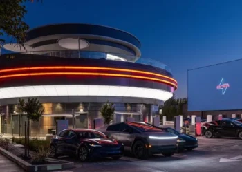 Tesla entra no negócio da restauração