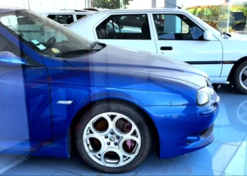 Concessionário Alfa Romeo encerrado há anos mantém carros intactos no interior