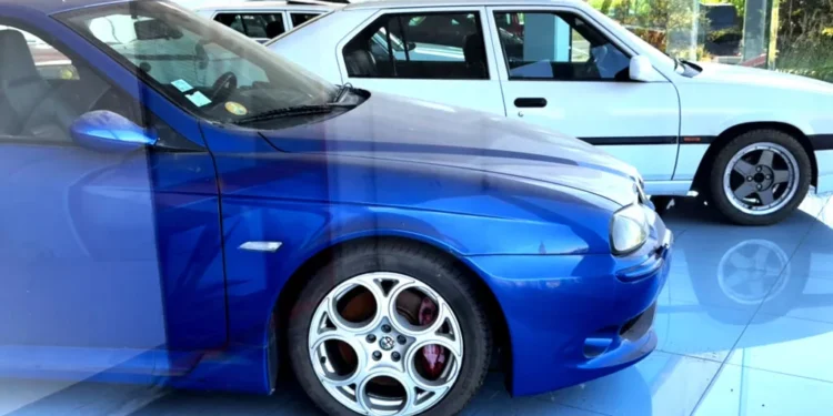 Concessionário Alfa Romeo encerrado há anos mantém carros intactos no interior