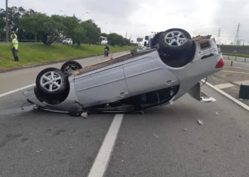 Sabe como sair de dentro de um carro que capotou?