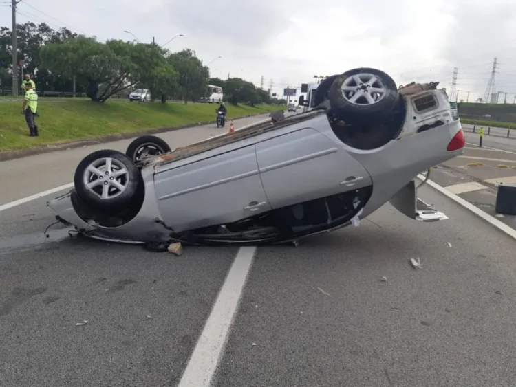 Sabe como sair de dentro de um carro que capotou?