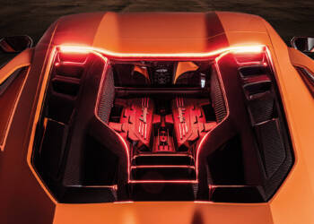 Ferrari Purosangue e Lamborghini Revuelto chamados à oficina