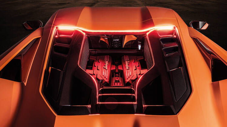 Ferrari Purosangue e Lamborghini Revuelto chamados à oficina