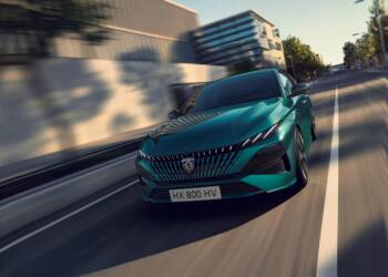 Peugeot mostra 308 renovado que mantém gama eletrificada