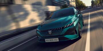 Peugeot mostra 308 renovado que mantém gama eletrificada