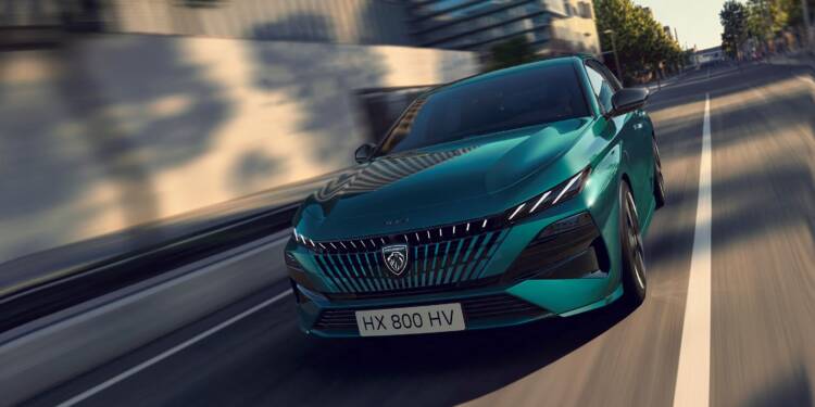 Peugeot mostra 308 renovado que mantém gama eletrificada