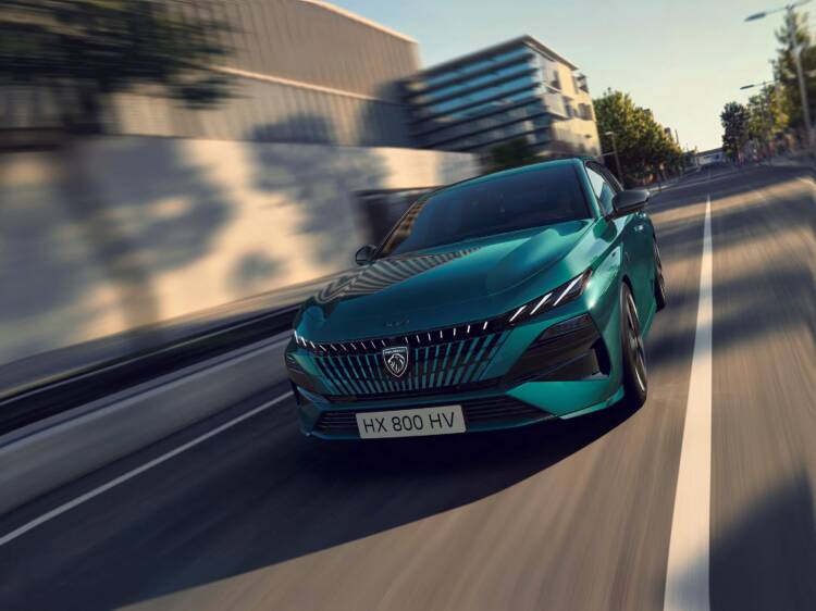 Peugeot mostra 308 renovado que mantém gama eletrificada