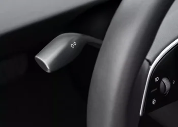 Tesla Model 3 volta a ter haste dos piscas