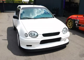 Esta é a melhor fusão entre um Corolla e um Yaris. Chama-se Yarolla