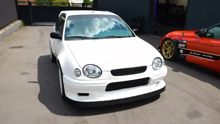 Esta é a melhor fusão entre um Corolla e um Yaris. Chama-se Yarolla