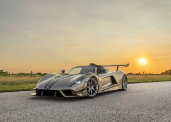Este Venom é um one-off de 2031 CV e caixa de velocidades manual