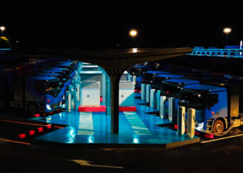 Estação com 200 carregadores para camiões elétricos atinge potências de 500 kW