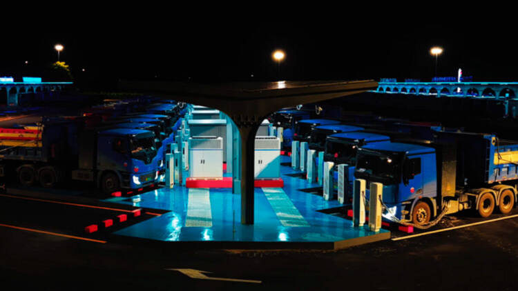 Estação com 200 carregadores para camiões elétricos atinge potências de 500 kW