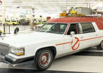 Vários carros que fizeram furor no cinema vão a leilão