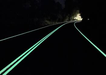 estradas que brilham no escuro