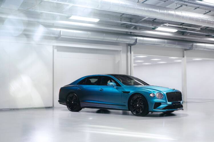 Bentley apresenta primeiro sedan com pintura “Ombré”