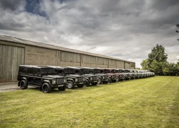 Comprou 240 Land Rover Defender e fez o negócio de uma vida